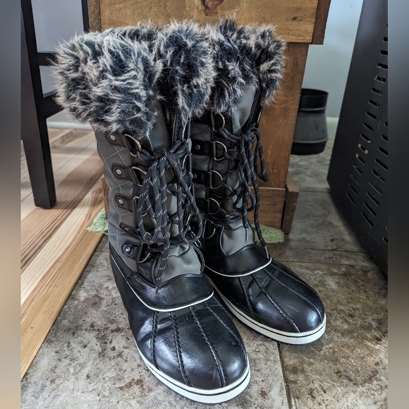 Size 11 fuzzy winter boots - Picture 1 of 4
